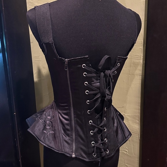 Shades of Silence gothic embroidered peplum corset - Picture 4 of 5